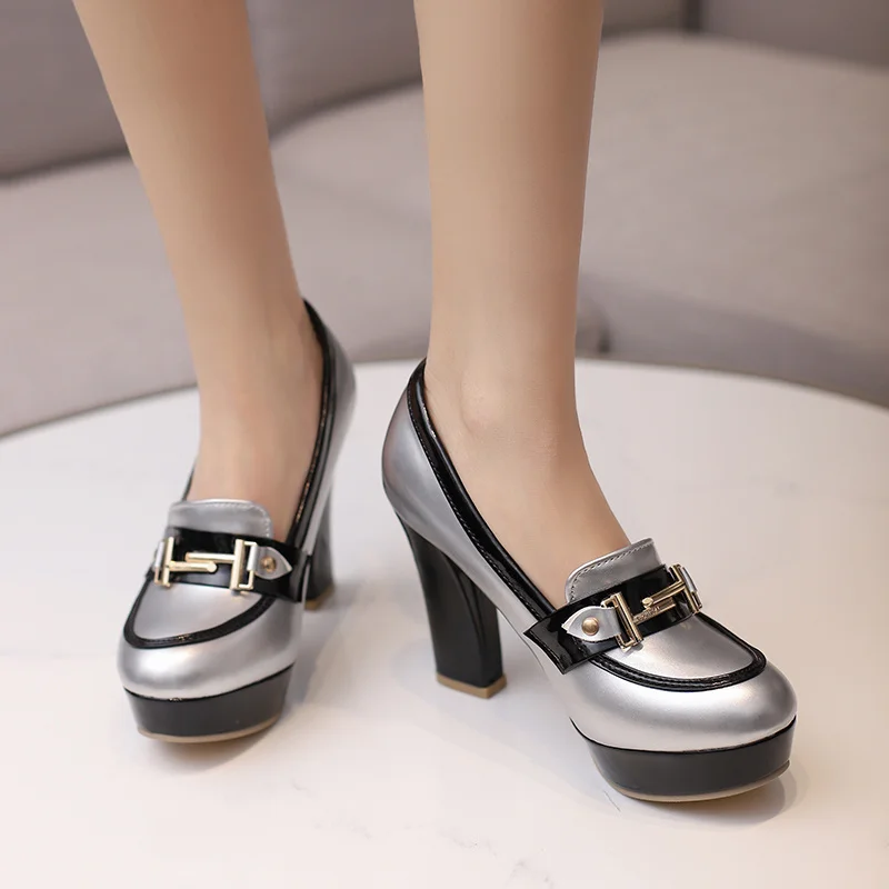 Mode Metall Kette Frauen Müßig – Patent Leather Pump Bewertung und Preis