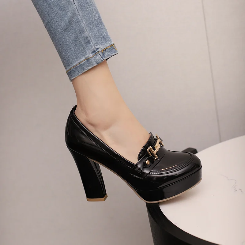 Mode Metall Kette Frauen Müßig – Patent Leather Pump Bewertung und Preis